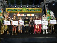 FOTO: Bupati Sumenep, Achmad Fauzi Wongsojudo, didampingi ketua KJS M. Hariri, saat menyerahkan hadiah kepada para pemenang Madura Ethnic Carnival (MEC) 2025.