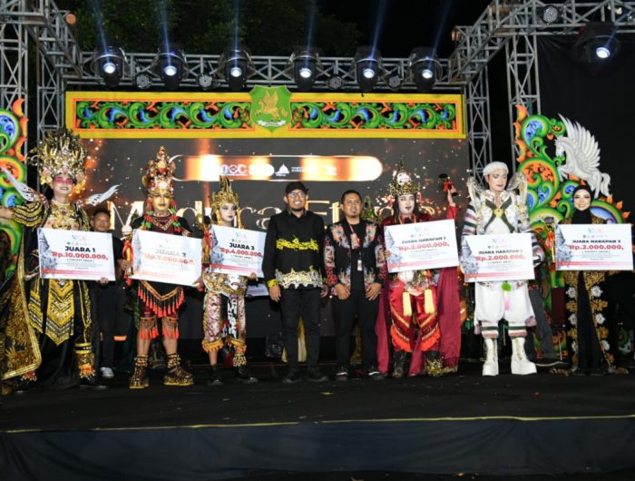 FOTO: Bupati Sumenep, Achmad Fauzi Wongsojudo, didampingi ketua KJS M. Hariri, saat menyerahkan hadiah kepada para pemenang Madura Ethnic Carnival (MEC) 2025.