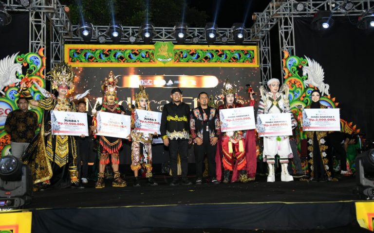 FOTO: Bupati Sumenep, Achmad Fauzi Wongsojudo, didampingi ketua KJS M. Hariri, saat menyerahkan hadiah kepada para pemenang Madura Ethnic Carnival (MEC) 2025.