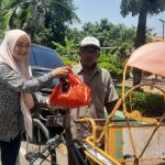 FOTO: Ketua Banggar DPR RI, MH Said Abdullah, lewat timnya, saat penyaluran 150 ribu paket sembako kepada warga di empat kabupaten di Madura, Jawa Timur.