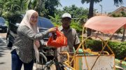 FOTO: Ketua Banggar DPR RI, MH Said Abdullah, lewat timnya, saat penyaluran 150 ribu paket sembako kepada warga di empat kabupaten di Madura, Jawa Timur.
