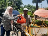 FOTO: Ketua Banggar DPR RI, MH Said Abdullah, lewat timnya, saat penyaluran 150 ribu paket sembako kepada warga di empat kabupaten di Madura, Jawa Timur.