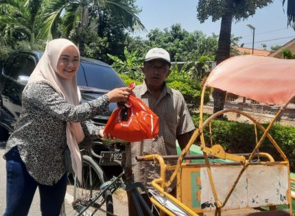 FOTO: Ketua Banggar DPR RI, MH Said Abdullah, lewat timnya, saat penyaluran 150 ribu paket sembako kepada warga di empat kabupaten di Madura, Jawa Timur.