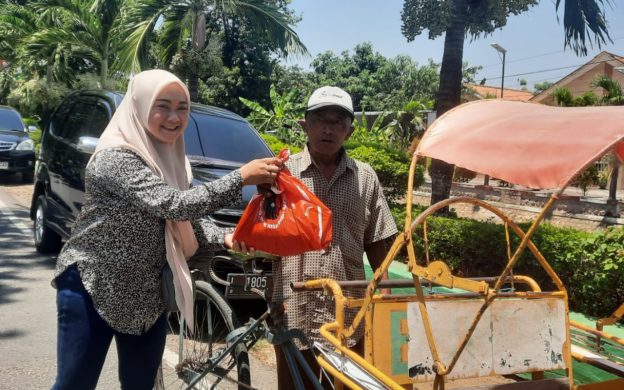 FOTO: Ketua Banggar DPR RI, MH Said Abdullah, lewat timnya, saat penyaluran 150 ribu paket sembako kepada warga di empat kabupaten di Madura, Jawa Timur.