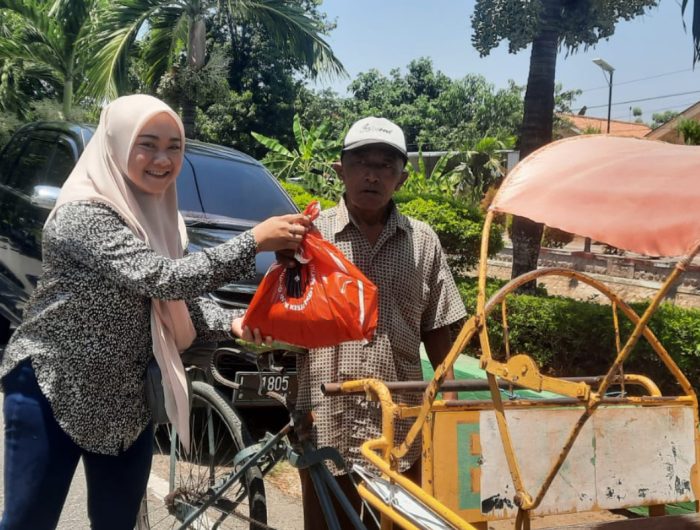 FOTO: Ketua Banggar DPR RI, MH Said Abdullah, lewat timnya, saat penyaluran 150 ribu paket sembako kepada warga di empat kabupaten di Madura, Jawa Timur.