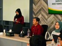 FOTO: PT BPRS Bhakti Sumekar bekerja sama dengan Muamalat Institute menggelar pelatihan bertajuk “Training Service Excellent & How to Handling Complaint” untuk meningkatkan kompetensi pegawai. (Ist/wartazone.com)