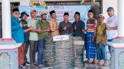 FOTO: Husky-CNOOC Madura Limited (HCML) melalui mitra pelaksana Bahtera saat menyerahkan bantuan hasil Jaring Aspirasi Masyarakat 2024. Sabtu (27/9/2025) di sejumlah desa Kecamatan Giligenting, Kabupaten Sumenep.