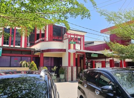 FOTO: Suasana di halaman Rumah Sakit Umum Daerah (RSUD) dr. H. Moh. Anwar Sumenep tampak bersih dan asri. (Panji Agira/wartazone.com)