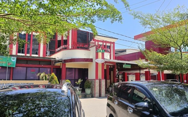 FOTO: Suasana di halaman Rumah Sakit Umum Daerah (RSUD) dr. H. Moh. Anwar Sumenep tampak bersih dan asri. (Panji Agira/wartazone.com)