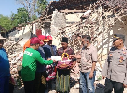 FOTO: Baznas Kabupaten Sumenep menyalurkan bantuan bagi korban gempa bumi bermagnitudo 6 yang mengguncang Pulau Sapudi, Selasa (30/9/2025) malam.
