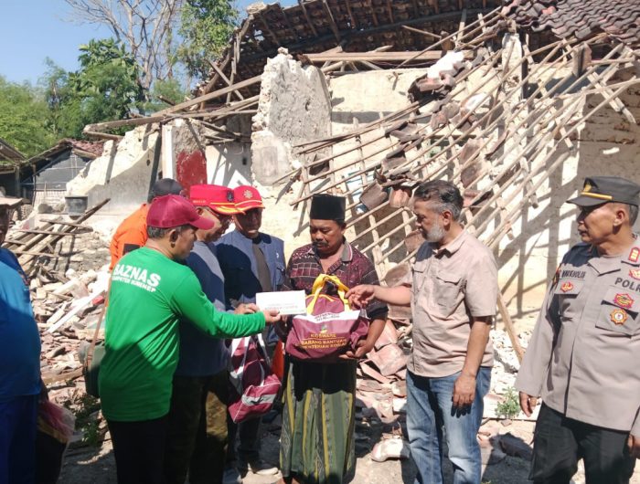 FOTO: Baznas Kabupaten Sumenep menyalurkan bantuan bagi korban gempa bumi bermagnitudo 6 yang mengguncang Pulau Sapudi, Selasa (30/9/2025) malam.