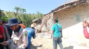 FOTO: Tujuh tim yang terdiri dari 10 personel gabungan BPBD Sumenep dan sejumlah instansi lain diterjunkan langsung ke Kecamatan Gayam dan Nonggunong Pulau Sapudi, pascagempa berkekuatan 6,5 magnitudo yang mengguncang wilayah tersebut.