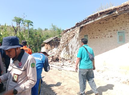 FOTO: Tujuh tim yang terdiri dari 10 personel gabungan BPBD Sumenep dan sejumlah instansi lain diterjunkan langsung ke Kecamatan Gayam dan Nonggunong Pulau Sapudi, pascagempa berkekuatan 6,5 magnitudo yang mengguncang wilayah tersebut.