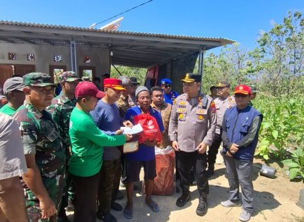 FOTO: Tim dari Pemkab Sumenep saat turun ke lokasi gempa di pulau Sapudi, melakukan Assesment terhadap korban. Jumat (3 Oktober 2025).
