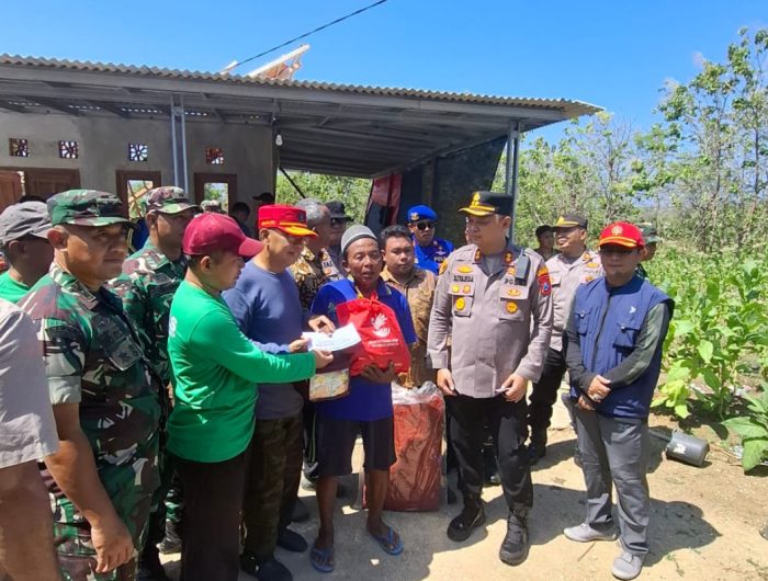 FOTO: Tim dari Pemkab Sumenep saat turun ke lokasi gempa di pulau Sapudi, melakukan Assesment terhadap korban. Jumat (3 Oktober 2025).