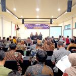 FOTO: Jaringan Media Siber Indonesia (JMSI) Jawa Timur bersama Forum Kader Bela Negara (FKBN) dan Komunitas Jurnalis Lamongan (KJL), saat menggelar seminar “Komunikasi dan Edukasi Jurnalistik”, Minggu (5/10/2025), di LA Restaurant LSC Lamongan.