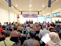 FOTO: Jaringan Media Siber Indonesia (JMSI) Jawa Timur bersama Forum Kader Bela Negara (FKBN) dan Komunitas Jurnalis Lamongan (KJL), saat menggelar seminar “Komunikasi dan Edukasi Jurnalistik”, Minggu (5/10/2025), di LA Restaurant LSC Lamongan.