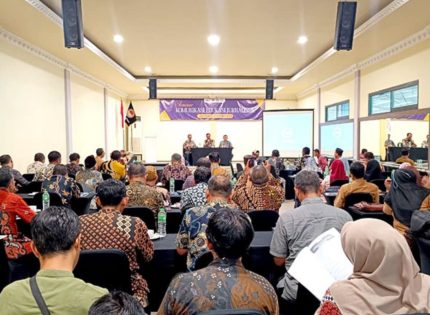FOTO: Jaringan Media Siber Indonesia (JMSI) Jawa Timur bersama Forum Kader Bela Negara (FKBN) dan Komunitas Jurnalis Lamongan (KJL), saat menggelar seminar “Komunikasi dan Edukasi Jurnalistik”, Minggu (5/10/2025), di LA Restaurant LSC Lamongan.