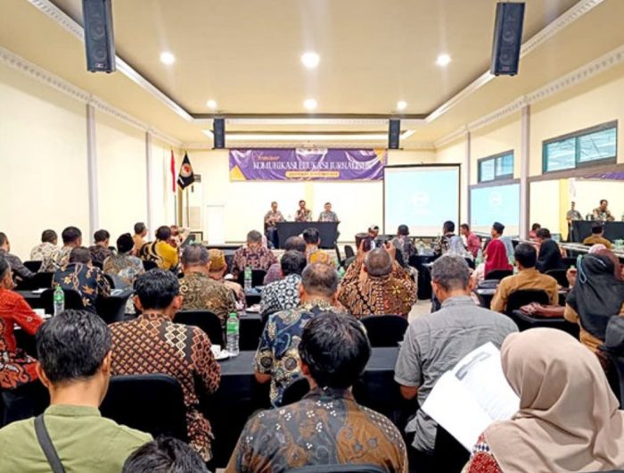 FOTO: Jaringan Media Siber Indonesia (JMSI) Jawa Timur bersama Forum Kader Bela Negara (FKBN) dan Komunitas Jurnalis Lamongan (KJL), saat menggelar seminar “Komunikasi dan Edukasi Jurnalistik”, Minggu (5/10/2025), di LA Restaurant LSC Lamongan.
