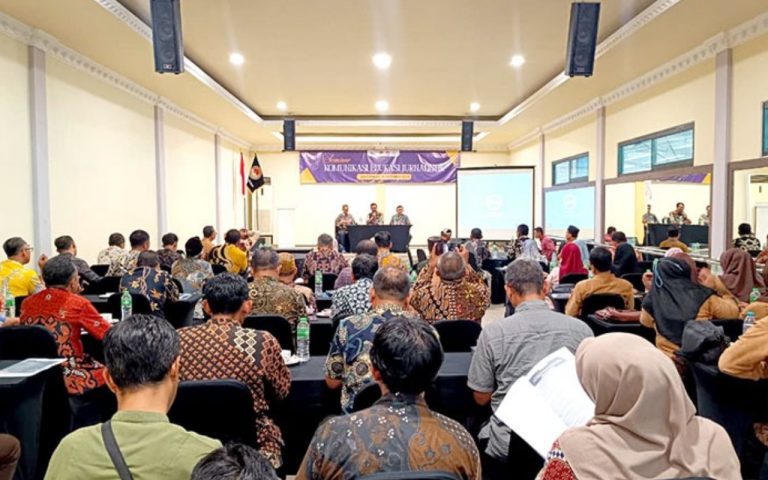FOTO: Jaringan Media Siber Indonesia (JMSI) Jawa Timur bersama Forum Kader Bela Negara (FKBN) dan Komunitas Jurnalis Lamongan (KJL), saat menggelar seminar “Komunikasi dan Edukasi Jurnalistik”, Minggu (5/10/2025), di LA Restaurant LSC Lamongan.