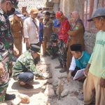 FOTO: Wakil Bupati Sumenep, KH Imam Hasyim, bersama Badan Amil Zakat Nasional (Baznas) tengah menyalurkan bantuan dalam bentuk perbaikan rumah warga yang rusak akibat gempa bumi di Pulau Sapudi. (Ist/wartazone.com)