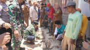 FOTO: Wakil Bupati Sumenep, KH Imam Hasyim, bersama Badan Amil Zakat Nasional (Baznas) tengah menyalurkan bantuan dalam bentuk perbaikan rumah warga yang rusak akibat gempa bumi di Pulau Sapudi. (Ist/wartazone.com)