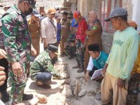 FOTO: Wakil Bupati Sumenep, KH Imam Hasyim, bersama Badan Amil Zakat Nasional (Baznas) tengah menyalurkan bantuan dalam bentuk perbaikan rumah warga yang rusak akibat gempa bumi di Pulau Sapudi. (Ist/wartazone.com)