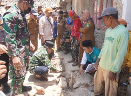 FOTO: Wakil Bupati Sumenep, KH Imam Hasyim, bersama Badan Amil Zakat Nasional (Baznas) tengah menyalurkan bantuan dalam bentuk perbaikan rumah warga yang rusak akibat gempa bumi di Pulau Sapudi. (Ist/wartazone.com)