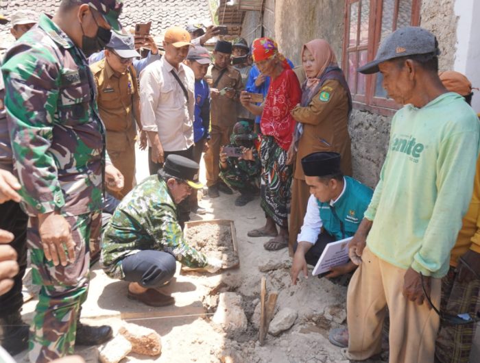 FOTO: Wakil Bupati Sumenep, KH Imam Hasyim, bersama Badan Amil Zakat Nasional (Baznas) tengah menyalurkan bantuan dalam bentuk perbaikan rumah warga yang rusak akibat gempa bumi di Pulau Sapudi. (Ist/wartazone.com)
