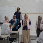 FOTO: Perwakilan Srikandi dan YBM PLN UP3 Madura berinteraksi dengan siswa Sekolah Rakyat Menengah Pertama (SRMP) 29 Pamekasan saat penyerahan bantuan alat tulis, Selasa (7/10/2025).