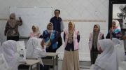 FOTO: Perwakilan Srikandi dan YBM PLN UP3 Madura berinteraksi dengan siswa Sekolah Rakyat Menengah Pertama (SRMP) 29 Pamekasan saat penyerahan bantuan alat tulis, Selasa (7/10/2025).