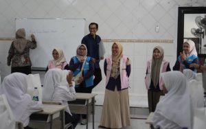FOTO: Perwakilan Srikandi dan YBM PLN UP3 Madura berinteraksi dengan siswa Sekolah Rakyat Menengah Pertama (SRMP) 29 Pamekasan saat penyerahan bantuan alat tulis, Selasa (7/10/2025).