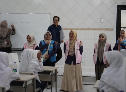 FOTO: Perwakilan Srikandi dan YBM PLN UP3 Madura berinteraksi dengan siswa Sekolah Rakyat Menengah Pertama (SRMP) 29 Pamekasan saat penyerahan bantuan alat tulis, Selasa (7/10/2025).