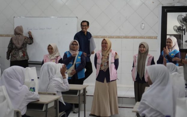 FOTO: Perwakilan Srikandi dan YBM PLN UP3 Madura berinteraksi dengan siswa Sekolah Rakyat Menengah Pertama (SRMP) 29 Pamekasan saat penyerahan bantuan alat tulis, Selasa (7/10/2025).