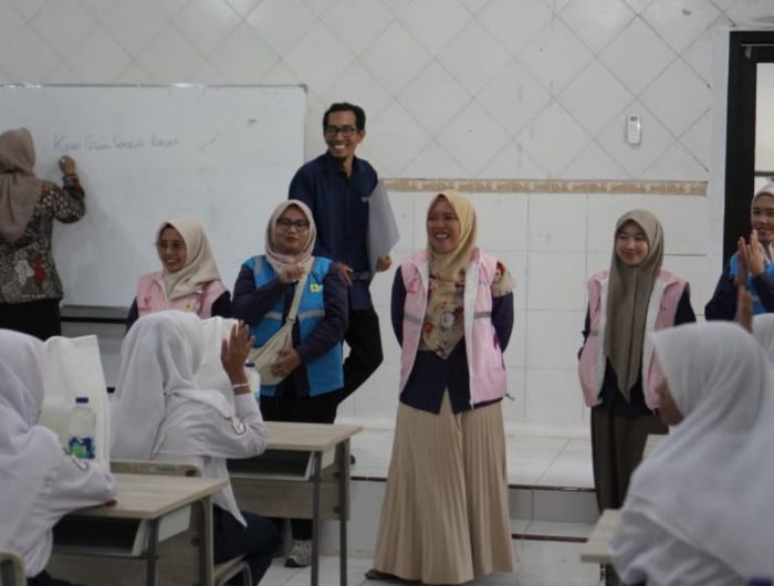 FOTO: Perwakilan Srikandi dan YBM PLN UP3 Madura berinteraksi dengan siswa Sekolah Rakyat Menengah Pertama (SRMP) 29 Pamekasan saat penyerahan bantuan alat tulis, Selasa (7/10/2025).