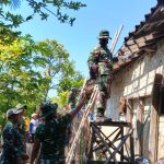 FOTO: Pemkab Sumenep menerjunkan tim melakukan rehabilitasi rumah-rumah warga yang terdampak gempa bumi berkekuatan magnitudo 6,5, di pulau Sapudi. Rabu (8/10/2025).