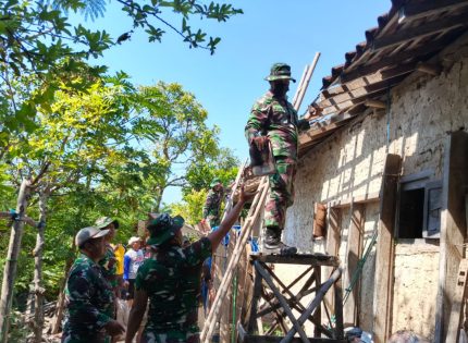 FOTO: Pemkab Sumenep menerjunkan tim melakukan rehabilitasi rumah-rumah warga yang terdampak gempa bumi berkekuatan magnitudo 6,5, di pulau Sapudi. Rabu (8/10/2025).