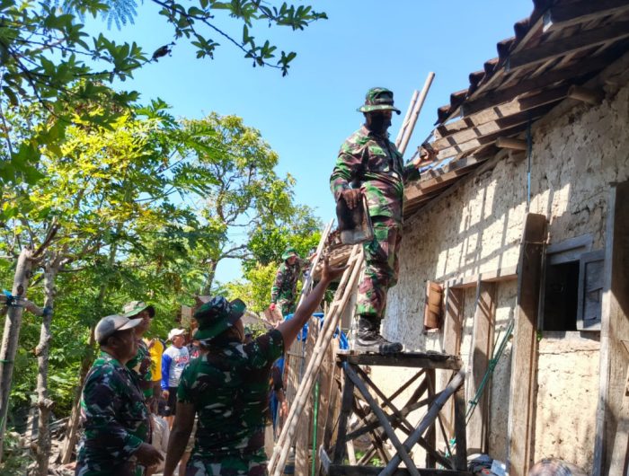 FOTO: Pemkab Sumenep menerjunkan tim melakukan rehabilitasi rumah-rumah warga yang terdampak gempa bumi berkekuatan magnitudo 6,5, di pulau Sapudi. Rabu (8/10/2025).