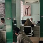 FOTO: Para pegawai BPRS Bhakti Sumekar kompak mengenakan busana ala santri, sarung dan kopiah hitam bagi laki-laki, serta busana muslimah putih bagi perempuan. Nuansa religius itu menjadi penanda semangat Hari Santri Nasional (HSN) 2025 yang diusung lembaga keuangan syariah milik daerah tersebut.