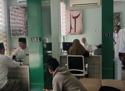 FOTO: Para pegawai BPRS Bhakti Sumekar kompak mengenakan busana ala santri, sarung dan kopiah hitam bagi laki-laki, serta busana muslimah putih bagi perempuan. Nuansa religius itu menjadi penanda semangat Hari Santri Nasional (HSN) 2025 yang diusung lembaga keuangan syariah milik daerah tersebut.