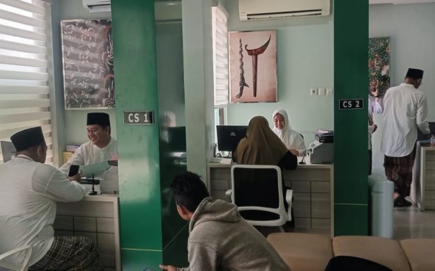 FOTO: Para pegawai BPRS Bhakti Sumekar kompak mengenakan busana ala santri, sarung dan kopiah hitam bagi laki-laki, serta busana muslimah putih bagi perempuan. Nuansa religius itu menjadi penanda semangat Hari Santri Nasional (HSN) 2025 yang diusung lembaga keuangan syariah milik daerah tersebut.