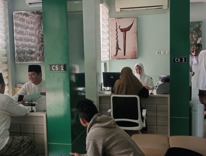 FOTO: Para pegawai BPRS Bhakti Sumekar kompak mengenakan busana ala santri, sarung dan kopiah hitam bagi laki-laki, serta busana muslimah putih bagi perempuan. Nuansa religius itu menjadi penanda semangat Hari Santri Nasional (HSN) 2025 yang diusung lembaga keuangan syariah milik daerah tersebut.