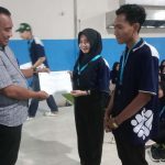 FOTO: Petugas BPVP menyerahkan sertifikat kelulusan kepada peserta pelatihan penjamah makanan Program MBG di Pamekasan.