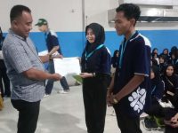 FOTO: Petugas BPVP menyerahkan sertifikat kelulusan kepada peserta pelatihan penjamah makanan Program MBG di Pamekasan.