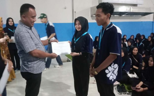 FOTO: Petugas BPVP menyerahkan sertifikat kelulusan kepada peserta pelatihan penjamah makanan Program MBG di Pamekasan.