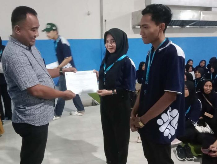 FOTO: Petugas BPVP menyerahkan sertifikat kelulusan kepada peserta pelatihan penjamah makanan Program MBG di Pamekasan.