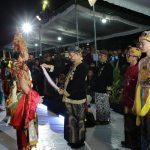 FOTO: Prosesi Arya Wiraraja, rangkaian peringatan Hari Jadi ke-756 Kabupaten Sumenep digelar di depan Labang Mesem Keraton Sumenep, Sabtu (25/10/2025) malam.