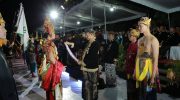 FOTO: Prosesi Arya Wiraraja, rangkaian peringatan Hari Jadi ke-756 Kabupaten Sumenep digelar di depan Labang Mesem Keraton Sumenep, Sabtu (25/10/2025) malam.