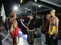 FOTO: Prosesi Arya Wiraraja, rangkaian peringatan Hari Jadi ke-756 Kabupaten Sumenep digelar di depan Labang Mesem Keraton Sumenep, Sabtu (25/10/2025) malam.