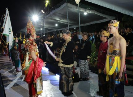 FOTO: Prosesi Arya Wiraraja, rangkaian peringatan Hari Jadi ke-756 Kabupaten Sumenep digelar di depan Labang Mesem Keraton Sumenep, Sabtu (25/10/2025) malam.